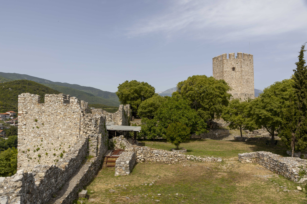 Tour durch die Burg Platamon